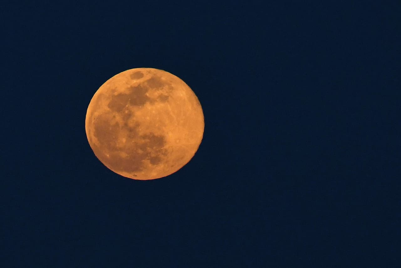La luna será visible después de la puesta del sol. Se llama luna rosada, pero en realidad no es rosa.