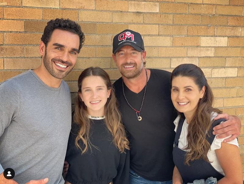 Por su parte, Gabriel Soto también compartió la foto en su cuenta de Instagram y externó su felicidad de ser testigo del trabajo de su hija y poder saludar a sus colegas.
<br>
