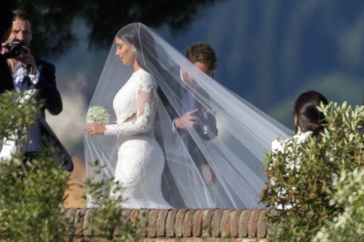 Ya en la boda religiosa, la fundadora de Skins lució un elegante vestido blanco de mangas largas con transparencias, encaje y velo hasta el piso, diseñado por Riccardo Tisci para la firma Givenchy. Acompañó su look con unas hermosas zapatillas Balmain.
