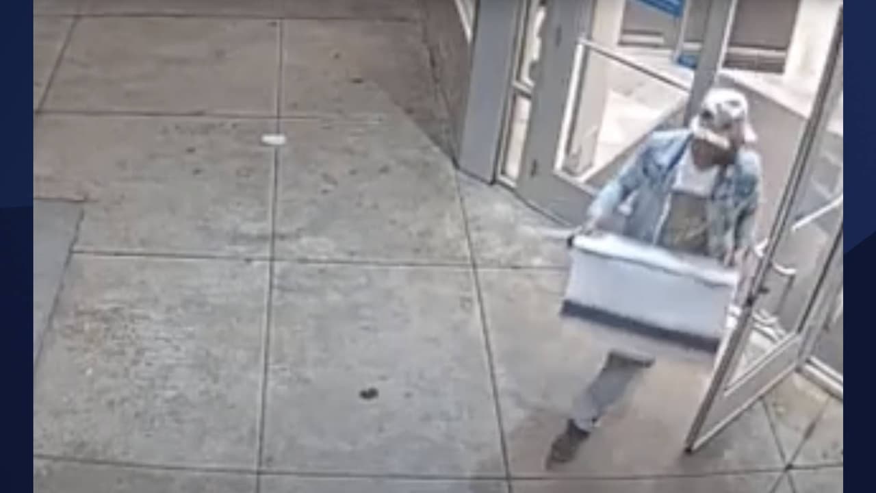 El sospechoso es descrito como afroamericano, de 20 a 30 años, 5’8” de estatura y pesa aproximadamente 170 libras. Si lo reconoce llame al 480-837-8446; 
<a href="https://silentwitness.org/cases/armed-robbery-ross-retail-store-1751-w-bethany-home-road-phoenix/?fbclid=IwAR09J5b6D1vHoPni6bM3mLf0bp8uVG_WyUtsn8bZPSvibb-pKTNtQJATnNU" target="_blank">ofrecen una recompensa</a> de hasta $ 1,000.