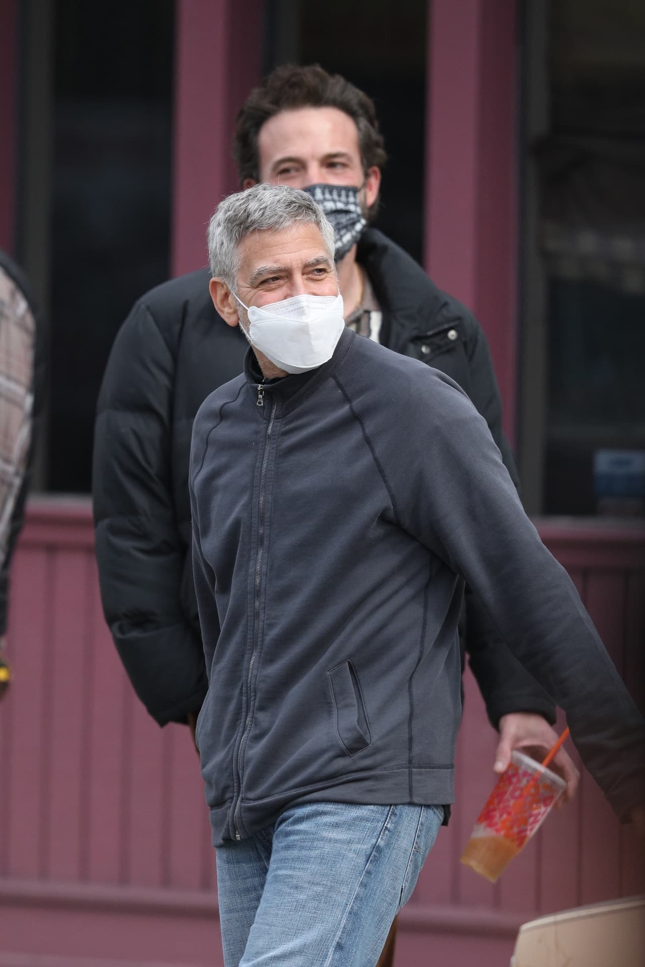 Un dato curioso entre la relación de trabajo de
<b><a href="https://www.univision.com/entretenimiento/padres-de-famosos/george-clooney-no-es-el-unico-famoso-en-la-familia-video" target="_blank"> Ben Affleck y George Clooney</a></b> es que ambos han interpretado al legendario Batman en diferentes películas. El primero lo hizo en 'Batman v Superman: Dawn of Justice' de 2016, mientras que Clooney actuó como el superhéroe en 'Batman y Robin' de 1995.
<br>