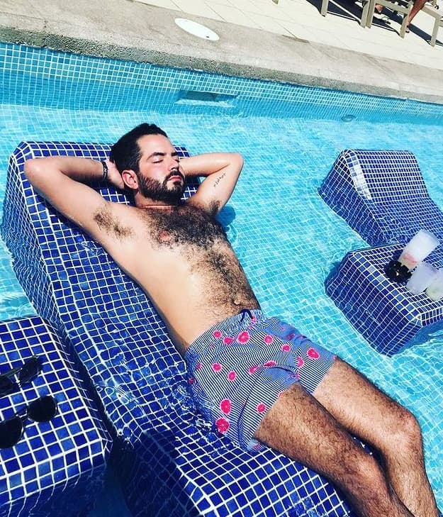 En sus redes sociales suele subir fotos en traje de baño o sin playera, y quien le hace bromas por la cantidad de pelo en su cuerpo es su hermano Vadhir. En 2019 le escribió: "Te quedó cabron el tatuaje del estómago y el pecho! ?????? felicidades jajaja".