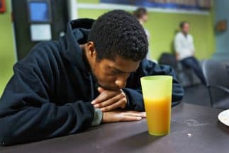 En EEUU la pobreza y la desigualdad pesan más que el racismo, dice escritor