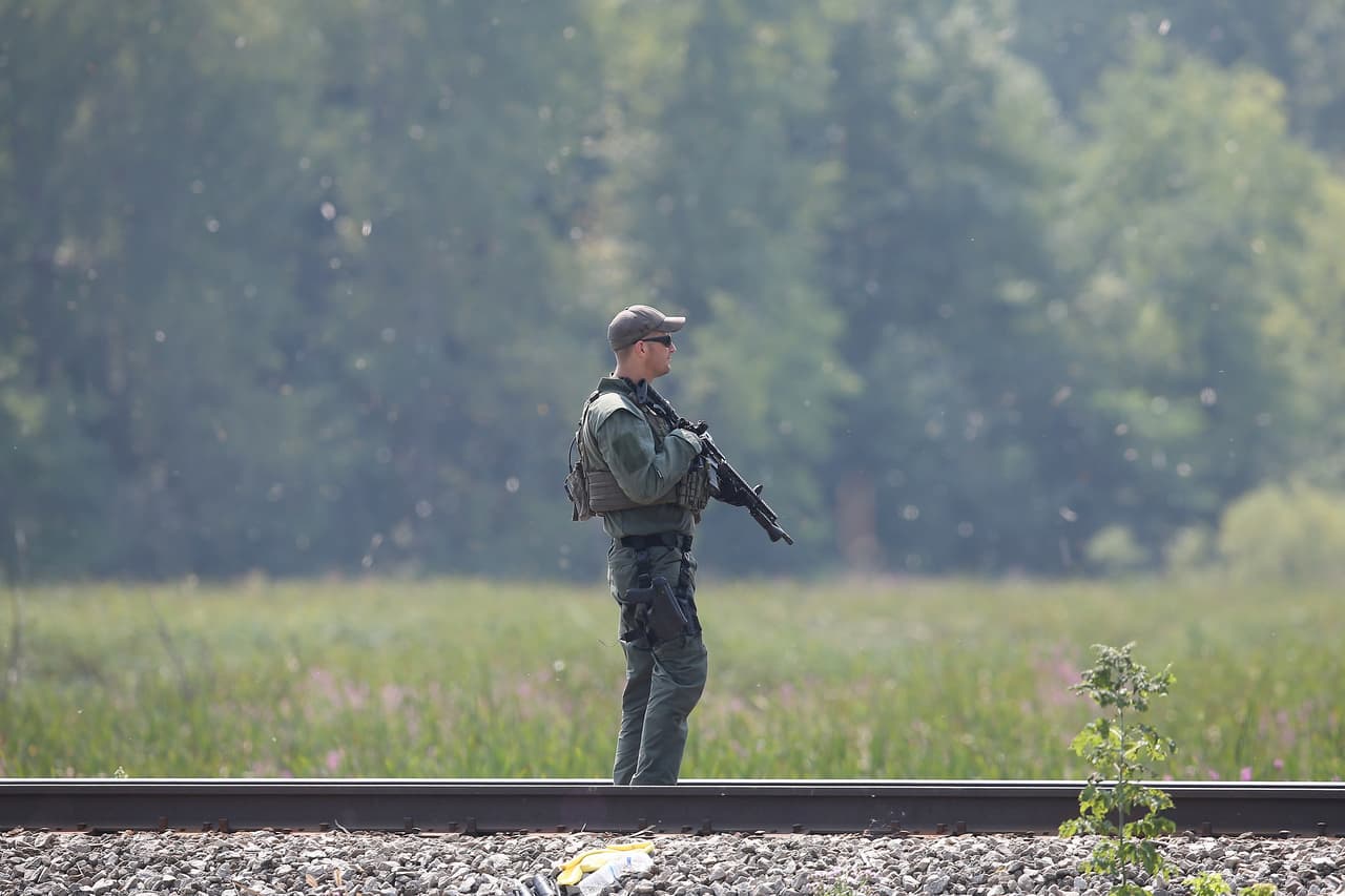 Y pidieron a los estudiantes que se alejen de las ventanas.