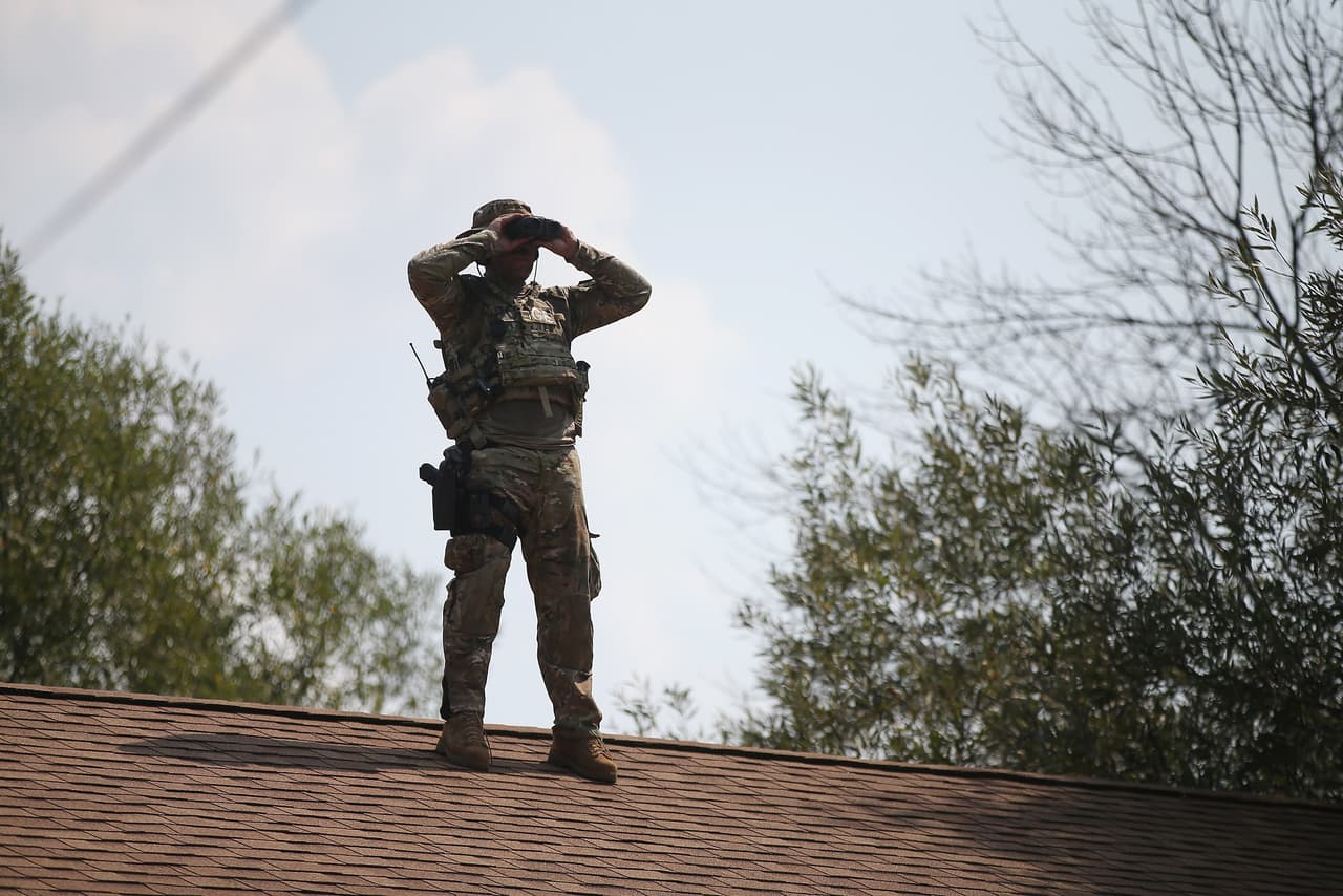 Según confirmaron las autoridades, el agente murió en el lugar de los hechos.