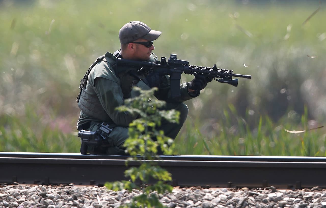 Oficiales llevan varias horas buscando en los alrededores con perros policías y también se les busca vía aérea.