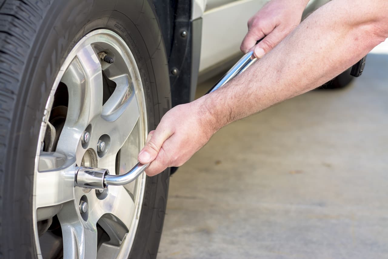 18. 
<b>Dale un último apretón a las tuercas</b>.
<br>
<br>Asegúrate de que no hayas dejado ningún juego.