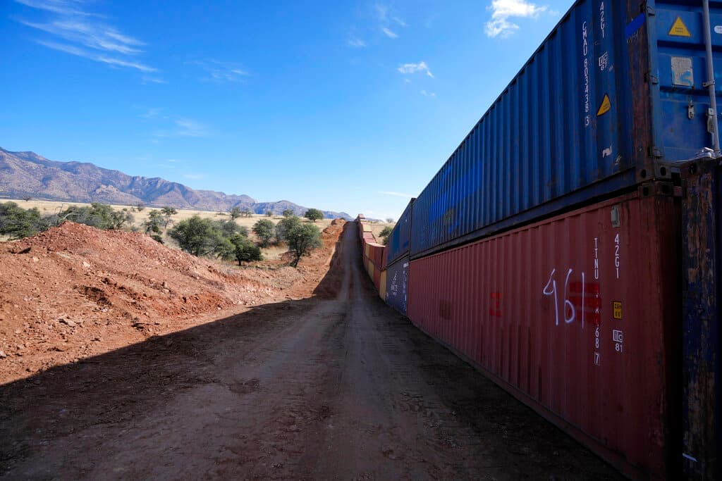 Su justificación para el muro es que tiene el derecho constitucional de proteger a los residentes del estado del "peligro inminente de 
<b><a href="https://www.univision.com/local/arizona-ktvw/muro-fronterizo-ducey-contenedores-arizona-sonora" target="_blank">crisis criminales y humanitarias</a></b>".