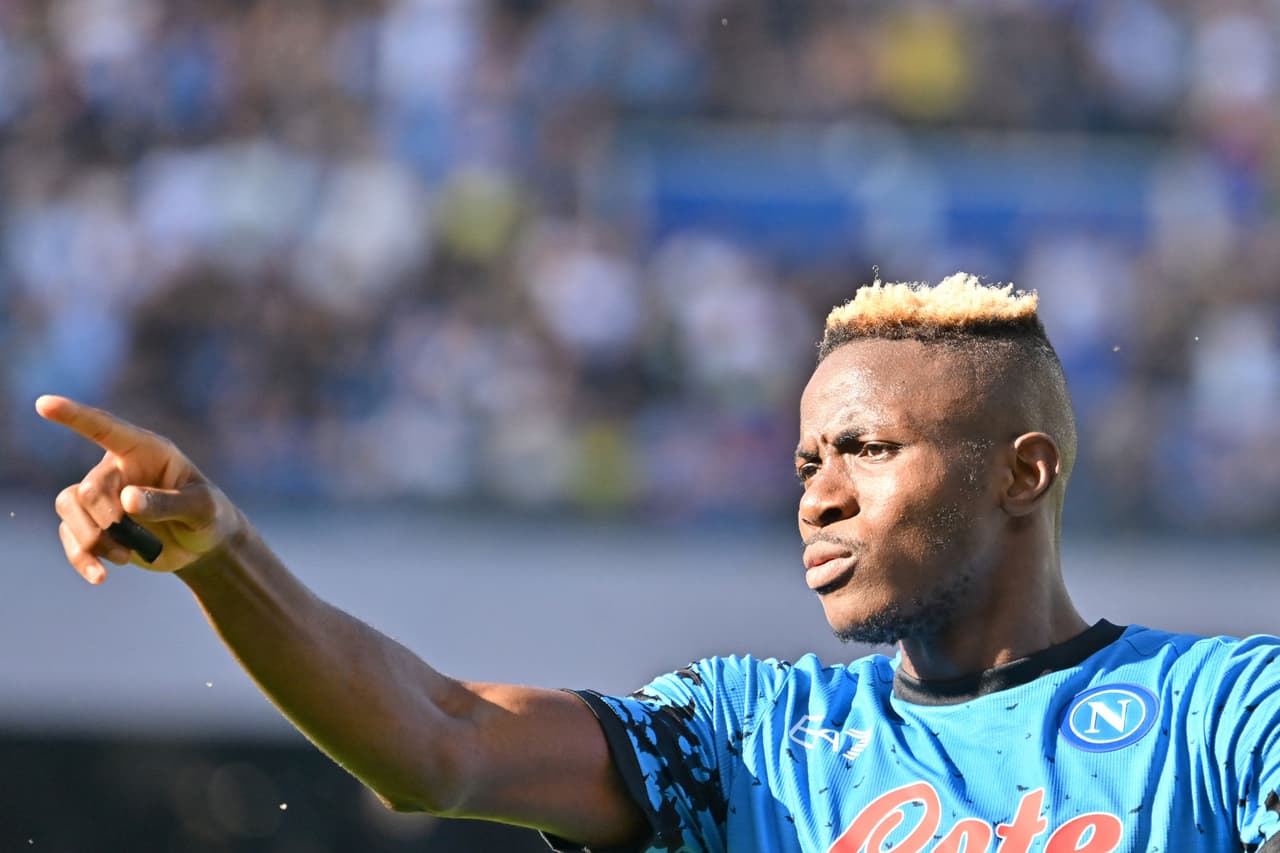 Víctor Osimhen se despachó con tres tantos.