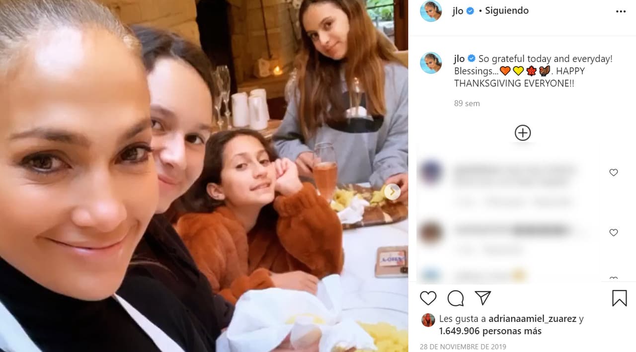 Son estas y corresponden a una publicación que ella hizo con motivo del Día de Acción de Gracias de 2019. En la primera foto del 'post',
<b><a href="https://www.instagram.com/p/B5bwVktA-X_/" target="_blank"> JLo aparece con su hija Emme y también con Natasha y Ella</a></b>, las hijas que Alex Rodríguez tuvo en su matrimonio con Cynthia Scurtis. 
<br>