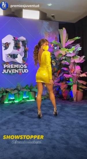 Pero no solo el vestido destacó en este primer look, su cabello largo, ondulado y en un color mucho más claro al que ha llevado en los últimos meses llamó la atención de todos los presentes en la sala y en las redes sociales