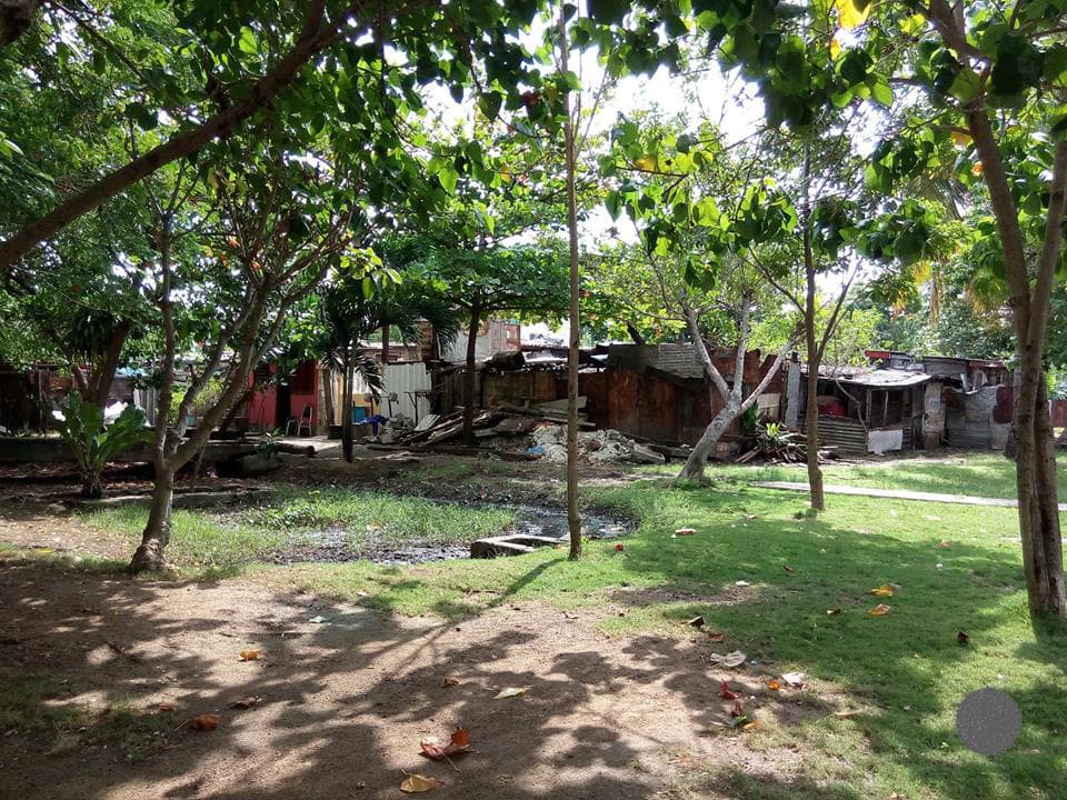 La inmensa mayoría de las casas de este barrio son los llamados “llega y pon”.