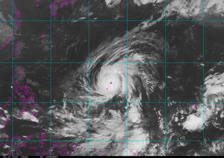 Los expertos pronosticaron marejadas hasta 40 pies alrededor del ojo de la tormenta y así como severas inundaciones. "Si bien hemos sido golpeados por este desastre, seremos más fuertes porque somos resistentes", agregó el gobernador Torres.