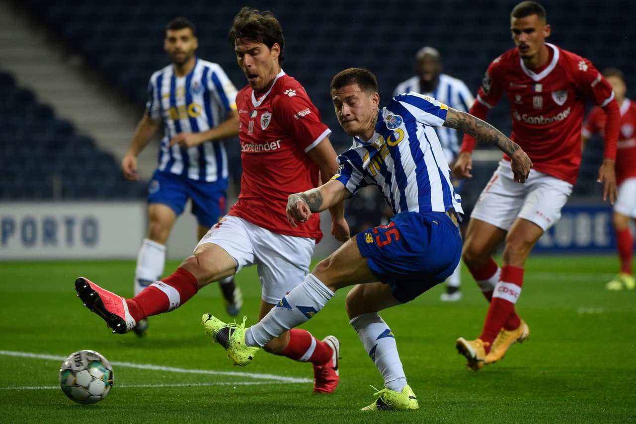 Para el complemento los Dragones se lanzaron al ataque en busca del triunfo para recortarle distancia al líder Sporting Lisboa.