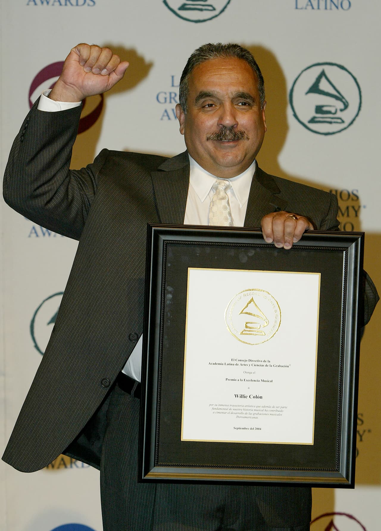 <h2><b>2004, WILLIE COLÓN.-</b></h2>
<b> </b>Willie Colón recibió el Premio a la Trayectoria, por parte de La Academia Latina de la Grabación.
