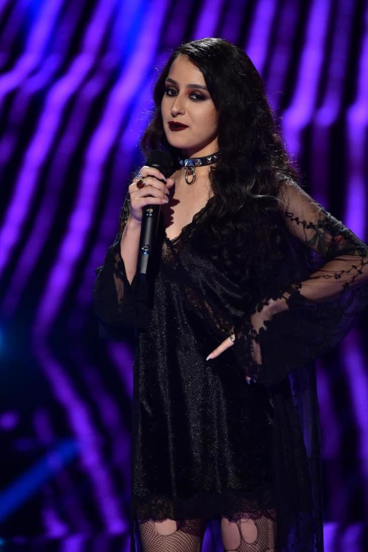 Italia Salinas escuchó atenta las reacciones de Olga Tañón, Natti Natasha y Joss Favela, quienes coincidieron en el respeto que sienten por su compromiso con ser fiel a sí misma: "Eso es ser artista y te felicito por eso", le dijeron. Lamentablemente la joven no continuará en la competencia y fue despedida con la invitación a volver al escenario el siguiente año.