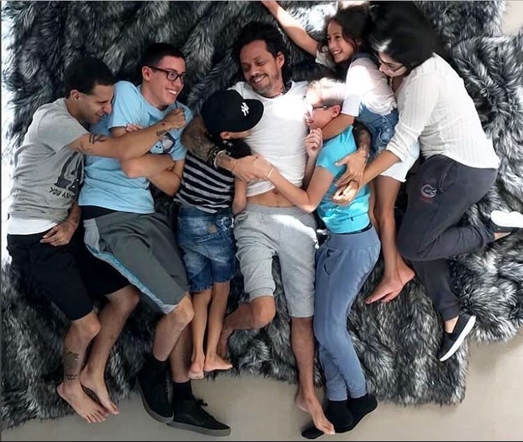 Previo a su presentación, el cantautor de 48 años de edad, se reunió con sus hijos, tal como lo mostró su expareja Jennifer López en esta fotografía: "Justo lo que ordenó el doctordar mucho amor. Descansas en Paz Ginny...te vamos a extrañar"