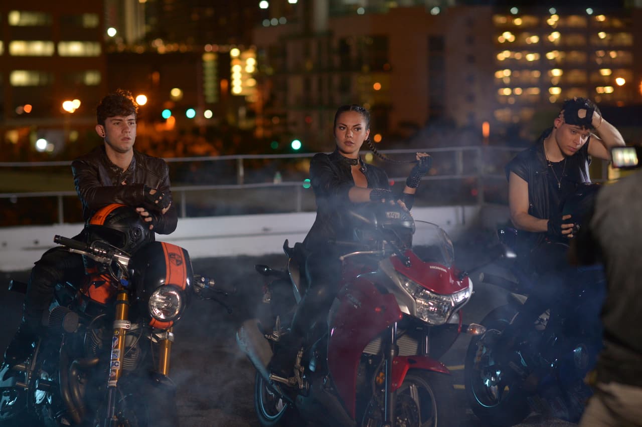 Jorge, Kevin, Garmandy, Aimeé, Megamy y April superaron los obstáculos que se presentaron en los ensayos y en la grabación del videoclip de "Rebelde". El resultado final fue un vídeo con fuerza y mucha pasión.