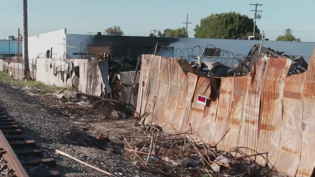 Incendio destruye taller de neumáticos en California