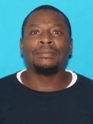 <h3 class="cms-H3-H3">Ricardo Rusan </h3>
<br>
<br>El FBI dice que este fugitivo trabajó en el sector de la construcción como carpintero y que
<b>era un asiduo visitante de sitios de citas online.</b>
<br>
<br>De entre unos 56 y 54 años, Rusan es buscado
<b>por presuntamente robar dos bancos con una pistola</b>:
<a href="https://www.fbi.gov/wanted/known-bank-robbers/ricardo-rusan" target="_blank">el Commerce Bank, el 16 de abril de 2019 y el Bank of America, dos días más tarde. </a>
<br>