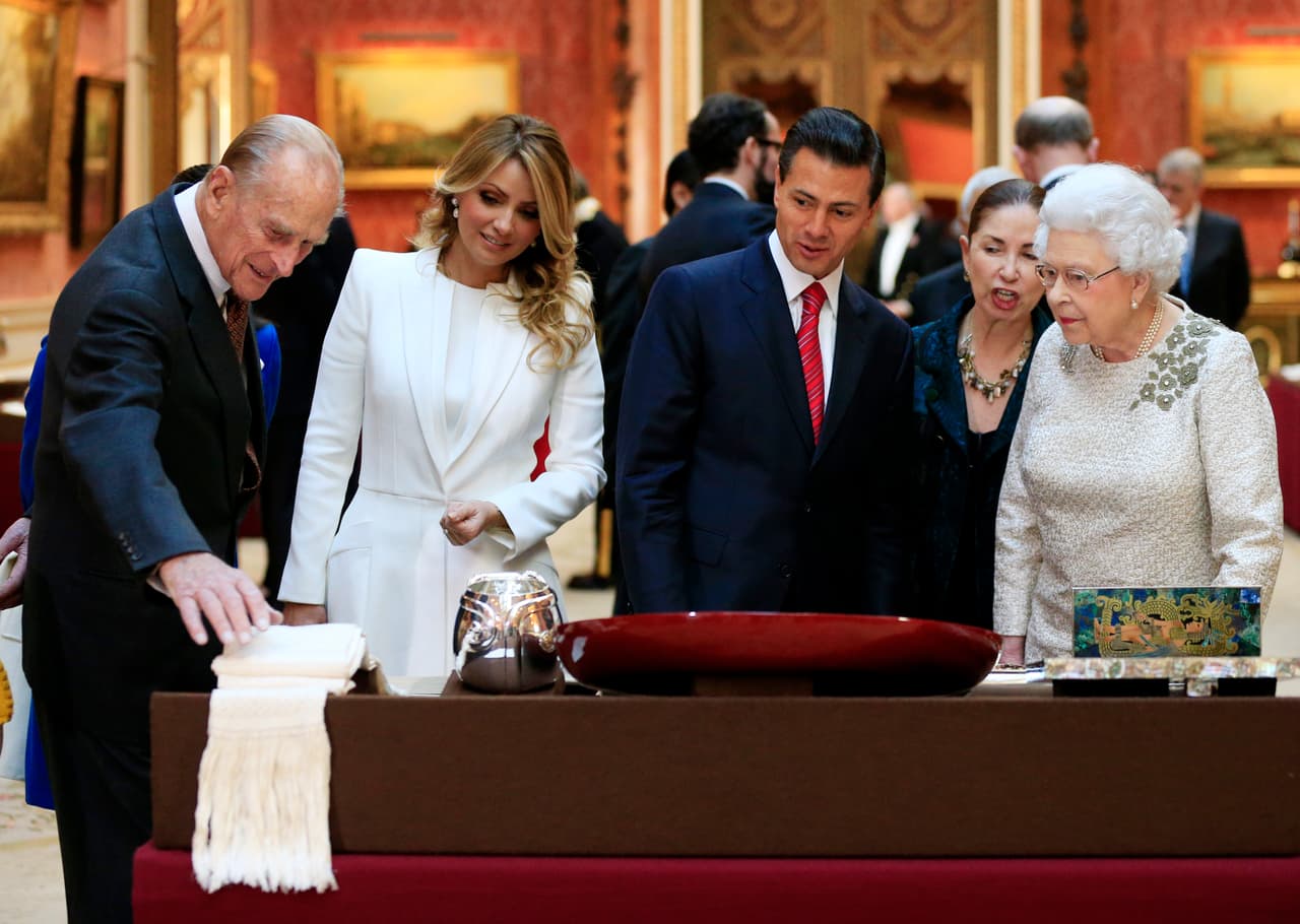 El atuendo blanco que también utilizó durante la visita era de Alexander McQueen y tenía un costo de 4,500 dólares.