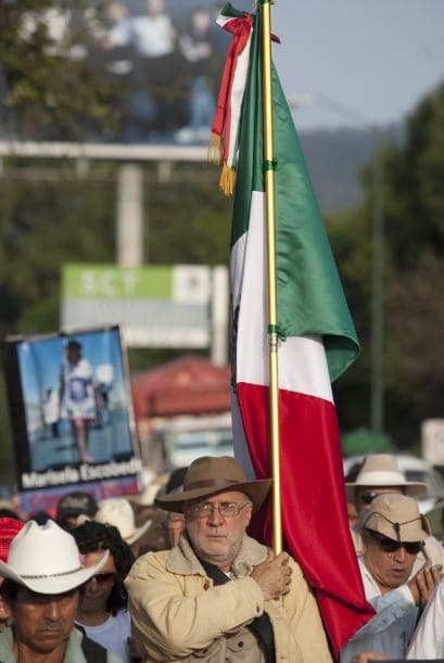 Su llamado a negociar en nombre de la paz ha provocado reacciones tajantes, como la del presidente Calderón, que afirma que con la delincuencia no se debe negociar.