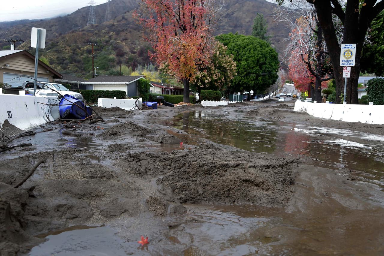 El deslave de cerros en el condado de Los Ángeles cubrieron de lodo algunas calles.