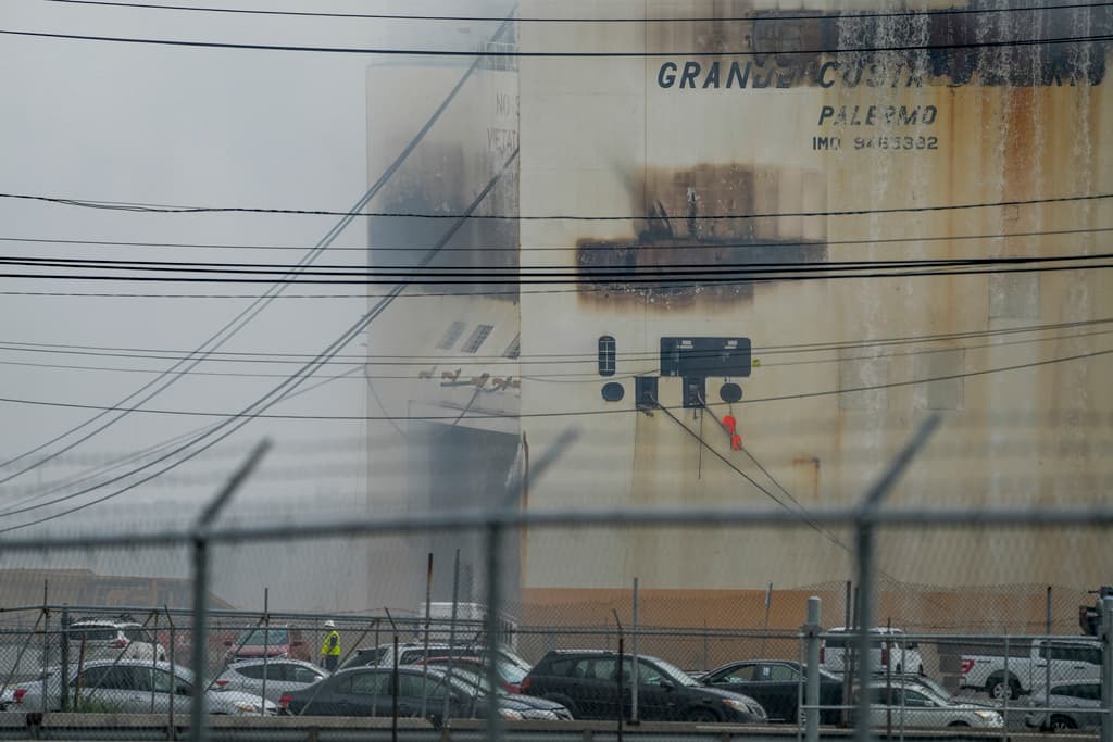 Los bomberos fueron localizados y retirados de la estructura, pero por desgracia fallecieron.