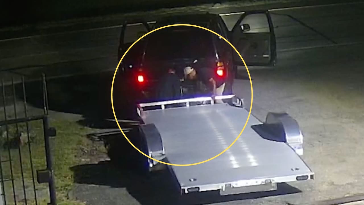 En la entrada del negocio, los sospechosos se bajaron de la camioneta, al parecer, para revisar o asegurar mejor el remolque que se estaban llevando.