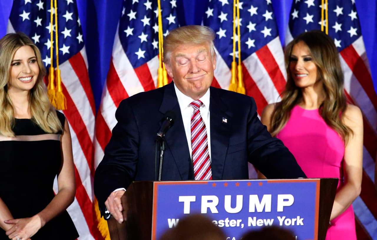 Donald Trump gana las primarias, rebaja el tono y lee su discurso en teleprompter