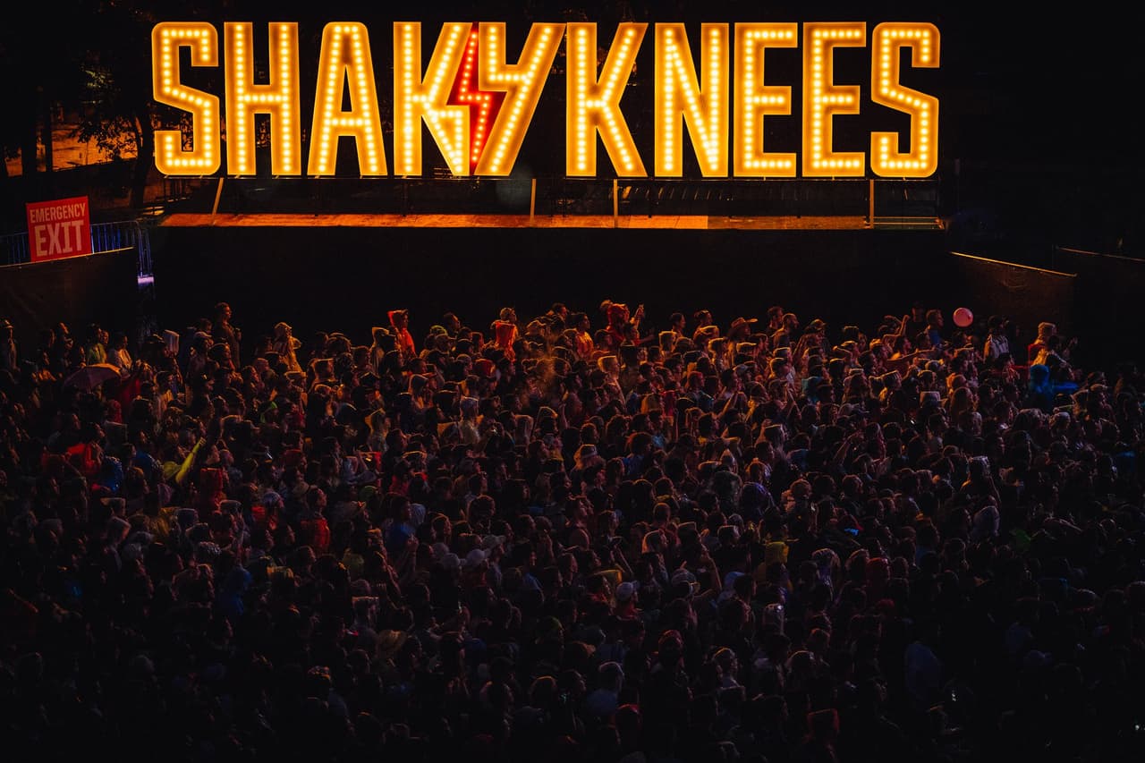 Conoce más del festival, 
<b><a href="https://www.shakykneesfestival.com/">aquí</a></b>.