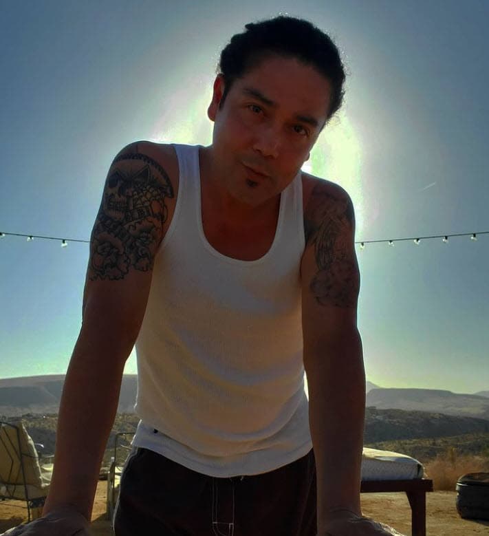 Recordó que 
<b><a href="https://www.univision.com/entretenimiento/selena-no-pudo-pero-estas-pruebas-contaron-por-ella-como-yolanda-saldivar-la-mato" target="_blank">"fue doloroso"</a></b> cuando tuvo que entrar al estudio para añadir su parte, en la guitarra, y tuvo que escuchar la voz de su difunta esposa.