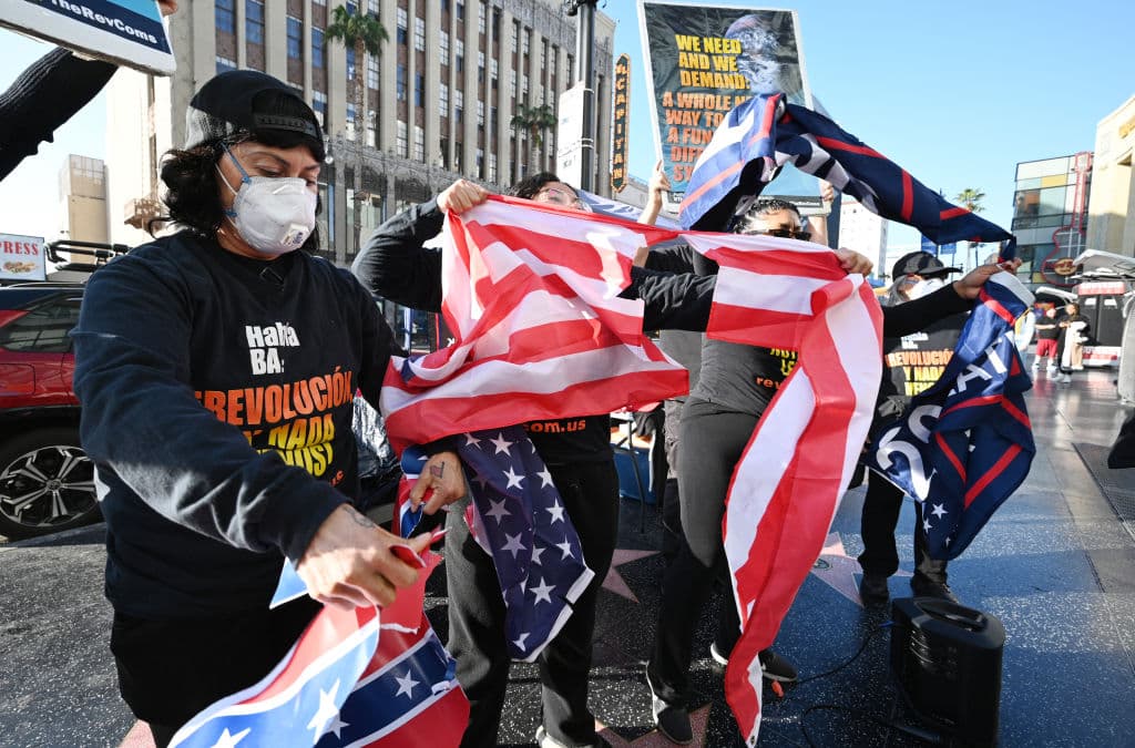 Otra de las manifestaciones que se convocó para este lunes fue en el Paseo de la Fama de Hollywood, justo en la estrella de Donald Trump, la cual fue una protesta visual.