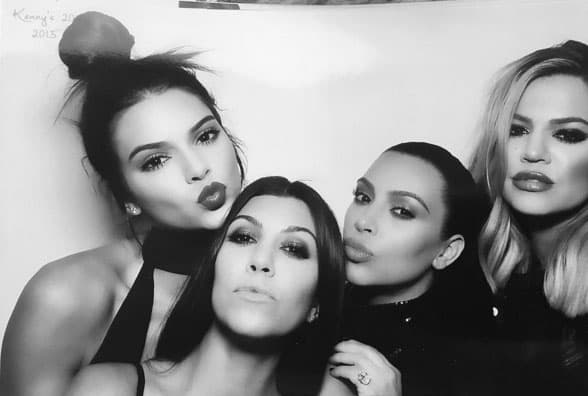 Aquí las cuatro hermanitas, "extrañando a Kylie".