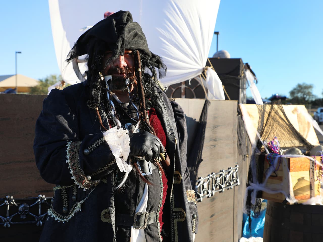 El evento estuvo lleno de disfraces y color, como se caracteriza en estas fechas.