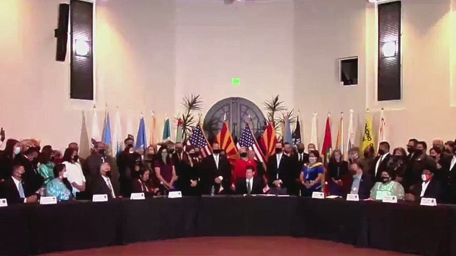 <b>En video. <b>El gobernador de Arizona firma una ley que moderniza las apuestas en Arizona.</b></b>
<br>
<br>El gobernador Doug Ducey firmó una ley para modernizar las apuestas en el estado. Asegura que traerá millones de dólares en ganancias estatales.