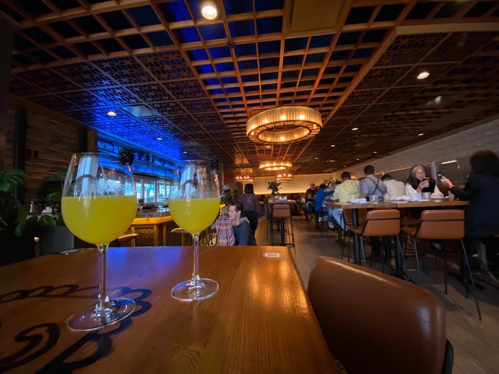 <b>Casi Cielo</b>
<br>Dirección: 6125 Roswell Rd Atlanta, GA. 30328
<br>Teléfono: (404) 549-9411
<br>Sitio web:
<a href="https://www.casicieloatl.com">https://www.casicieloatl.com</a>
<br>
<b><a href="https://www.yelp.com/map/casi-cielo-atlanta">Cómo llegar</a></b>
<br>
<br>Una usuaria de Yelp dijo: “Este lugar es súper lindo para una cita nocturna rápida o puedes ir al bar y tomar una copa”.