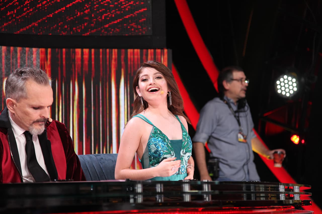 El responsable de que la 'Jueza de Hierro' luciera tan bella fue el maquillista Alejandro Vieytes, quien también viajó a México desde Argentina, con motivo del cierre de Pequeños Gigantes. Alejandro también es un reconocido fotógrafo en su natal país.