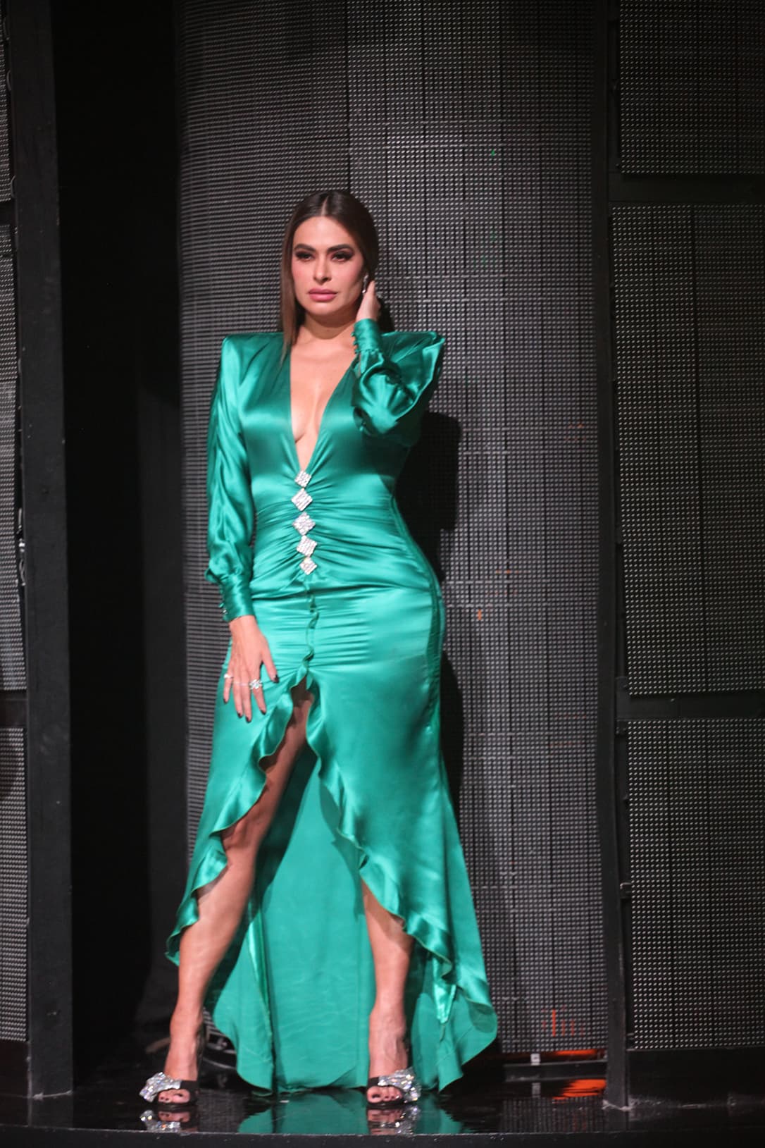 "Vestido larguito porque ya es la semifinal, está un poquito abierto de enfrente", explicó la presentadora del reality infantil.