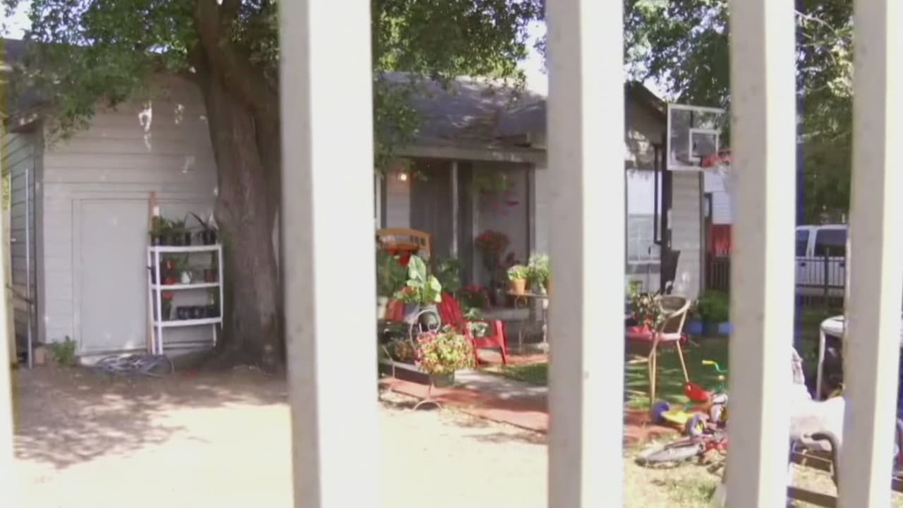 Informante llevó al descubrimiento de un niño que estaba encerrado en una casa en Dallas