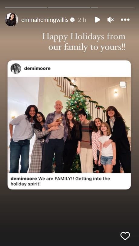 Por su parte, hace unas horas la esposa del actor reposteó en sus historias de Instagram la postal familiar publicada por Demi Moore y colocó el mensaje: “Felices fiestas de nuestra familia a la suya”.
<br>