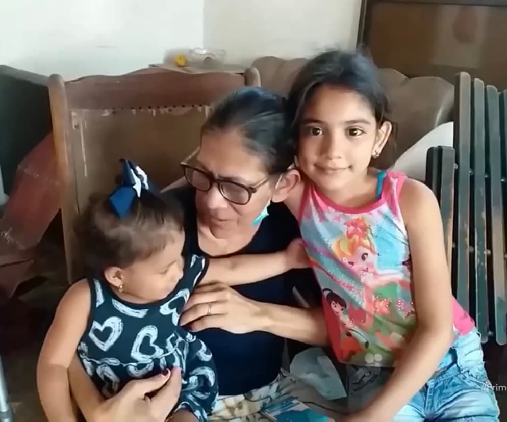 Mientras tanto, con la esperanza de encontrar la ayuda necesaria para conseguir una prótesis, sus hijas sienten pena de no poder ayudarla debido a que son tan pobres como ella y 
<b>lo único que le pueden dar -por ahora- es su amor incondicional. </b>
<br>