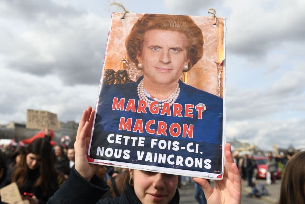 La medida, motivada por la incertidumbre sobre el resultado del voto, sumó una crisis política a la social que confronta al mandatario a uno de sus mayores desafíos
<a href="https://www.univision.com/noticias/mundo/elecciones-francia-macron-ganador-reelegido">a menos de un año de haber iniciado su segundo mandato</a>, de cinco años.