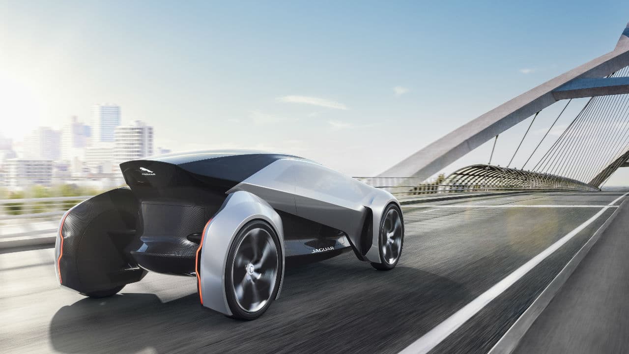 Sus enormes ruedas nos hacen pensar que es un auto que podemos llevar a altas velocidades. Sin embargo, y sin el afán de ser pesimistas,
<b>el futuro de las grandes ciudades</b> nos indica que los autos tenderán a ser sólo vistosos, cómodos y limpios, ya no tan veloces.