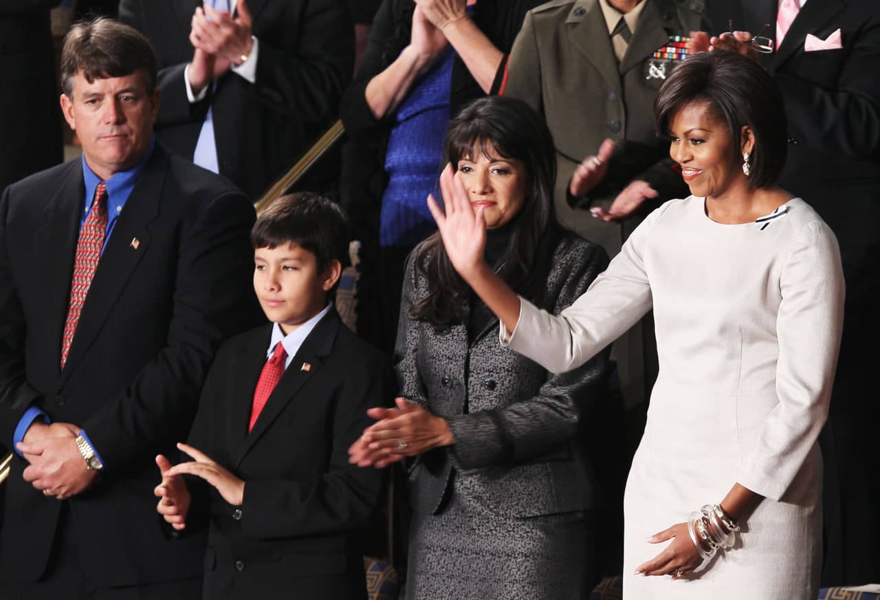 Para 2011, Michelle Obama si bien si se mostraba como una amante del buen vestir, aún estaba afianzando su estilo y las formas cómo vestiría en el poder. Para el discurso emblemático de su marido, usó en esa oportunidad un vestido color hueso, de mangas tres cuartos creado por Rachel Roy.