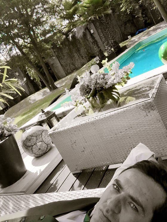 Cuando terminó sus estudios en preparatoria ingresó al Instituto Nacional de Bellas Artes (INBA) en México. Ahí tuvo oportunidad de estudiar actuación, canto y danza.