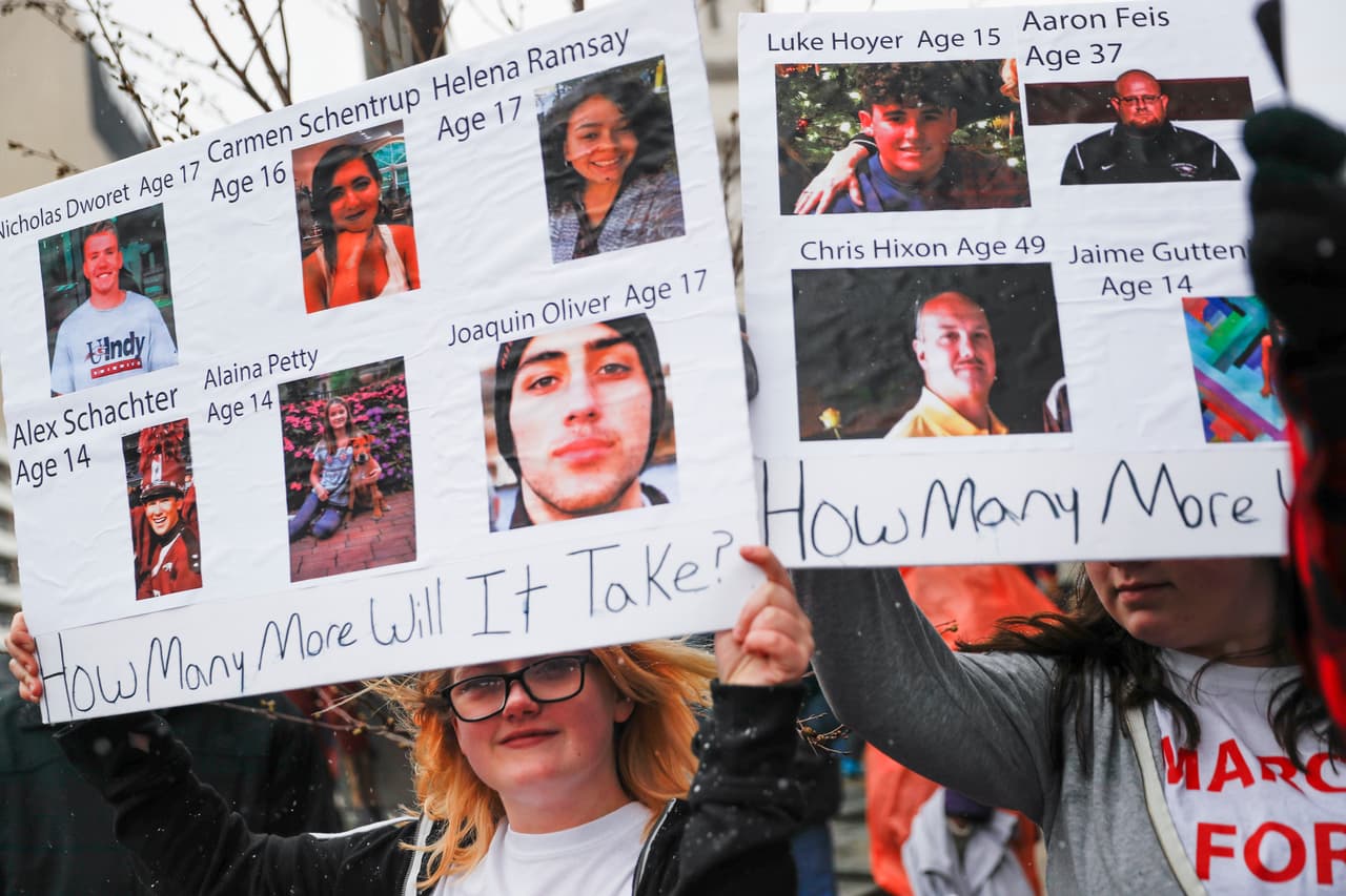 <b>Cincinnati, Ohio</b>. La estudiante de 15 años Shelby Powell, de la secundaria Newport High School, sostiene un letrero con fotografías de los fallecidos en tiroteos escolares. Varias localidades de ese estado han organizado manifestaciones.