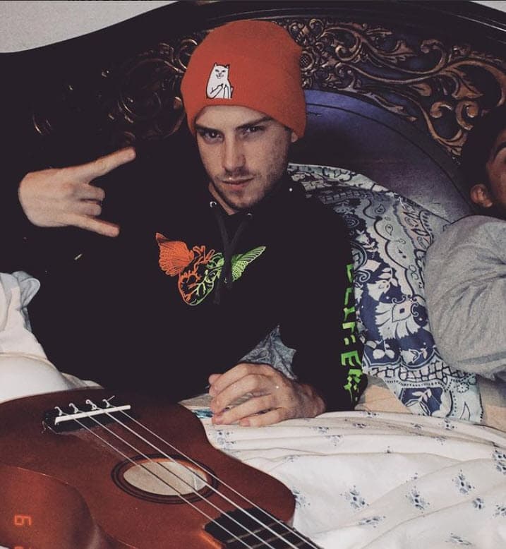 Desde pequeño sabía que pertenecería al mundo del entretenimiento, pues a corta edad comenzó a tocar instrumentos musicales. Sin embargo, Nicolás estudió una 
<b>carrera universitaria en cinematografía</b> en Toronto, Canadá.
<br>