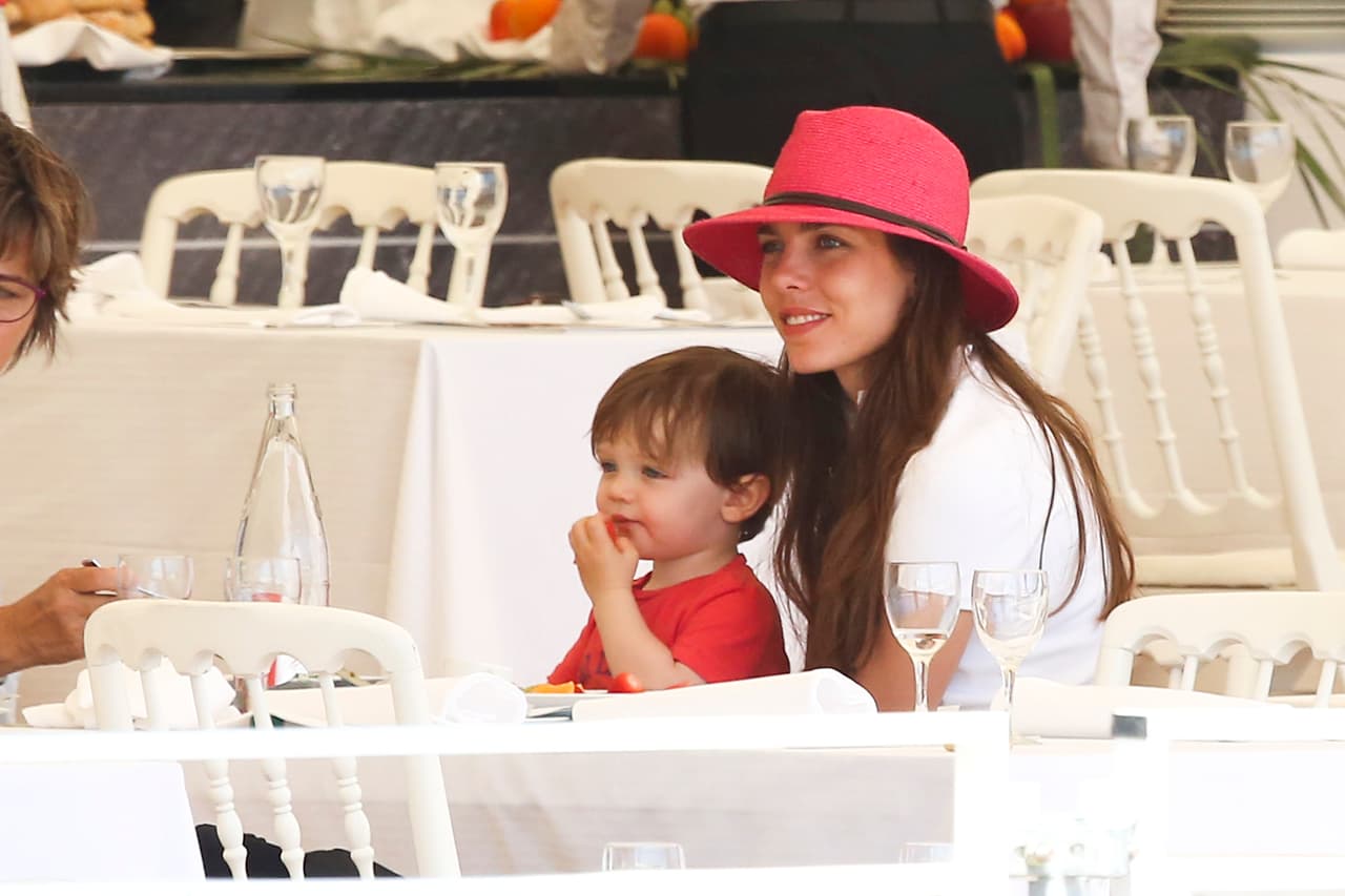 No toda la vida va a poder cargar a su retoño "de caballito".