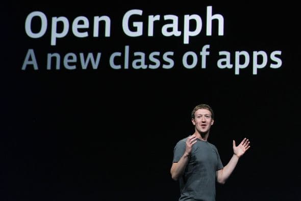 A pesar de su apariencia juvenil, en especial cuando viste sudadera con capucha, Zuckerberg tendrá casi la misma edad que Michael Dell y más que Steve Jobs cuando ofertaron en público sus propias empresas, Dell Inc. y Apple Inc., respectivamente.